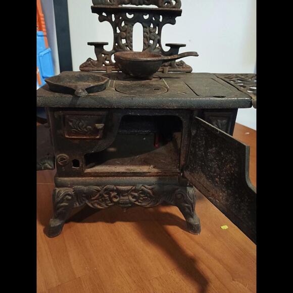 Vintage Crescent Cast Iron Miniature Stove w/ Accessories - Picture 3 of 13